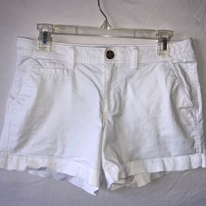 White Old Navy Size 4 “Perfect 5 inch Shorts”